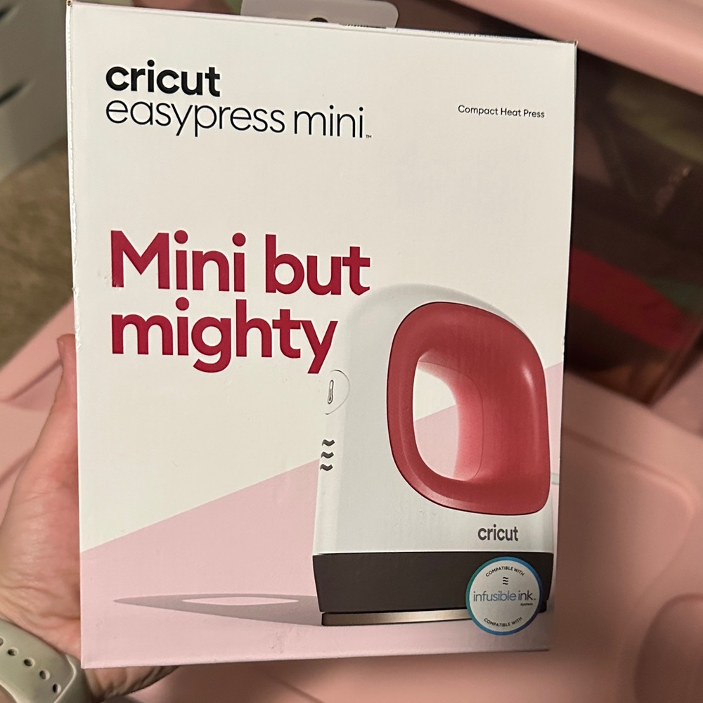 Cricut EasyPress Mini in White and Pink